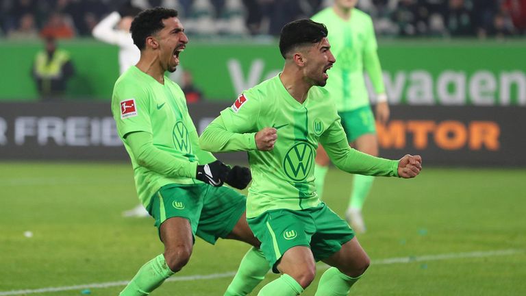 Tiago Tomas (l.) und Mohammed Amoura (r.) siegen mit dem VfL Wolfsburg in einem spektakulären Spiel gegen Mainz (4:3). 