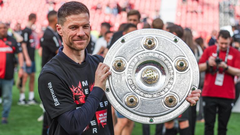 Besondere Geste: Das Trainerkollegium von Xabi Alonso darf sich über ein meisterliches Weihnachtsgeschenk freuen.