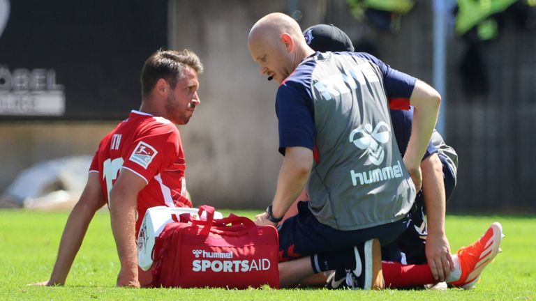 Der 1. FC Köln muss wohl vorerst auf Stürmer Mark Uth (l.) verzichten.