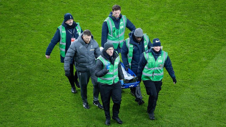 Medizinisches Personal trägt Rodrigo Bentancur mit der Trage vom Platz.