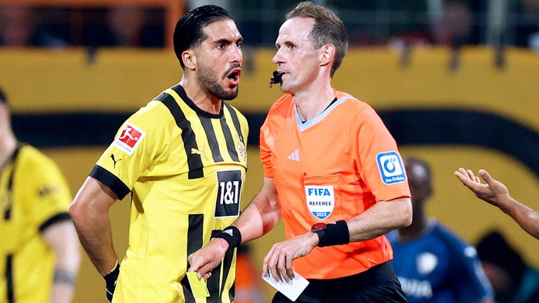 Sascha Stegemann (r.) pfeift das Spitzenspiel zwischen Dortmund und Leverkusen.