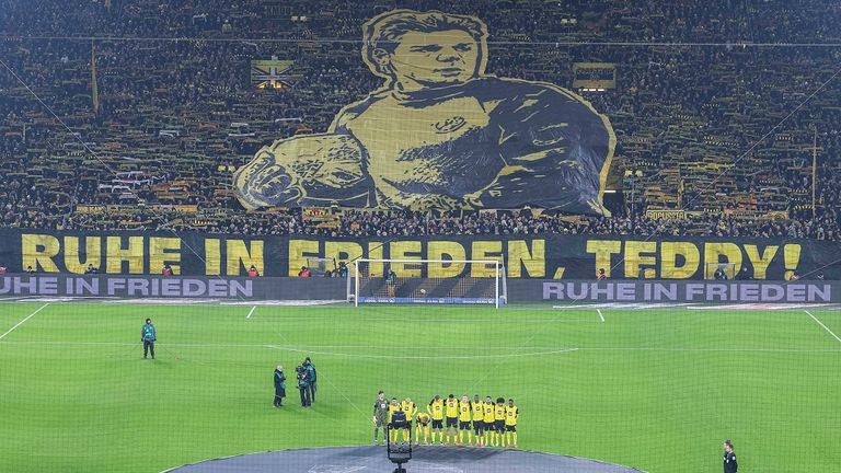 Die BVB-Fans verabschieden mit einer riesigen Choreographie das verstorbene Klub-Idol "Teddy" de Beer.