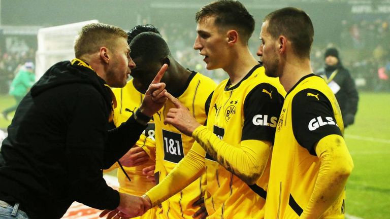 Einige Dortmund-Fans knöpften sich die Spieler nach der Niederlage in Kiel vor. 