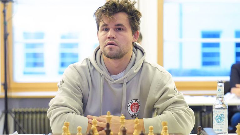 Magnus Carlsen bei seinem Debüt für den FC St. Pauli.