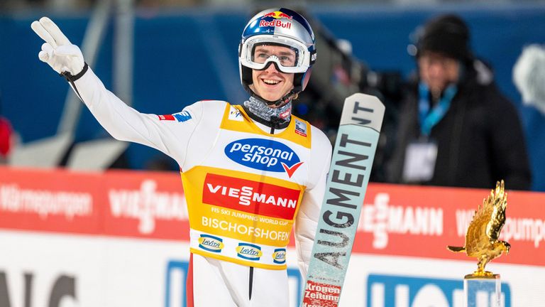 Daniel Tschofenig gewinnt sensationell beim Finale in Bischofshofen die Vierschanzentournee 2024/25.