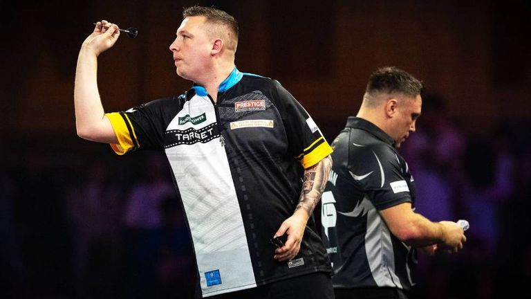 Chris Dobey bezwingt Gerwyn Price im Viertelfinale der Darts-WM.