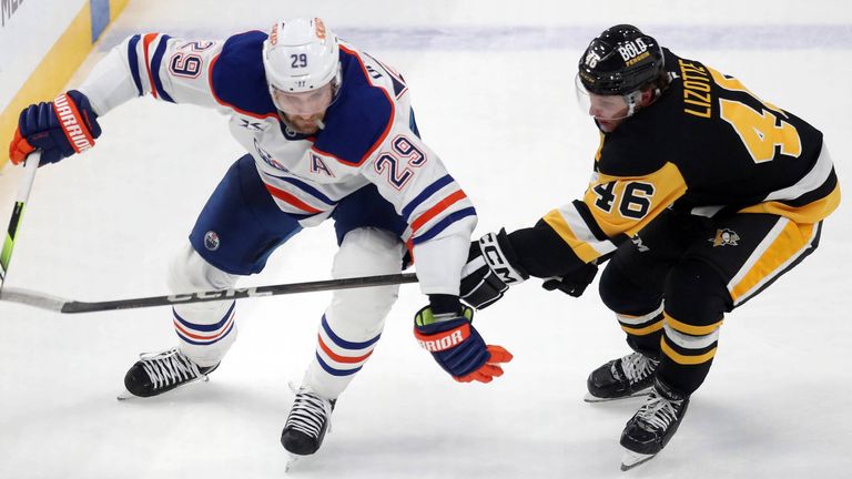 Leon Draisaitl (l.) verliert mit seinen Oilers gegen Pittsburgh. 