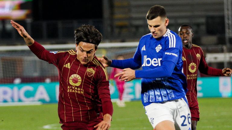 Yannik Engelhardt (r.) im Duell mit Paolo Dybala.