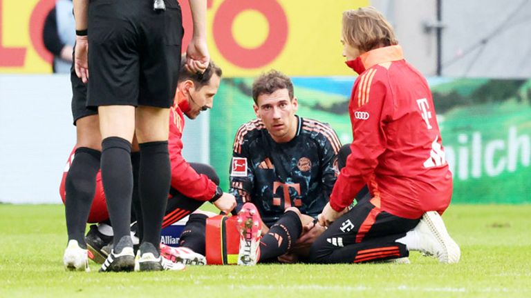 Bayern-Star Leon Goretzka (m.) verletzt sich in Freiburg.