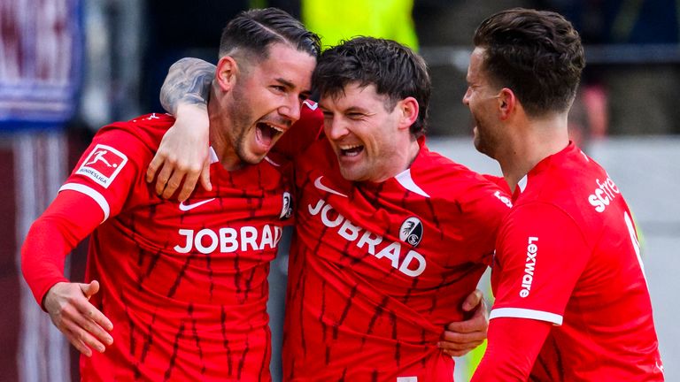 Der SC Freiburg gewinnt beim Restart gegen Holstein Kiel.