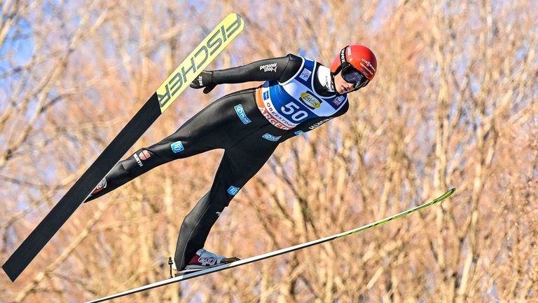 Karl Geiger fliegt in Oberstdorf weit am Podest vorbei.