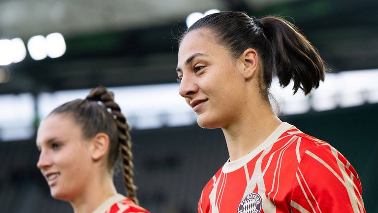 Mala Grohs (r.) ist zurück im Mannschaftstraining.