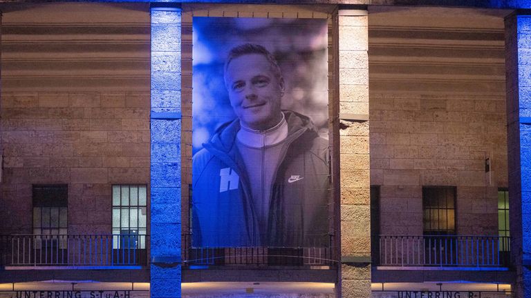 Hunderte gedenken dem ehemaligen Hertha-Präsidenten Kay Bernstein.