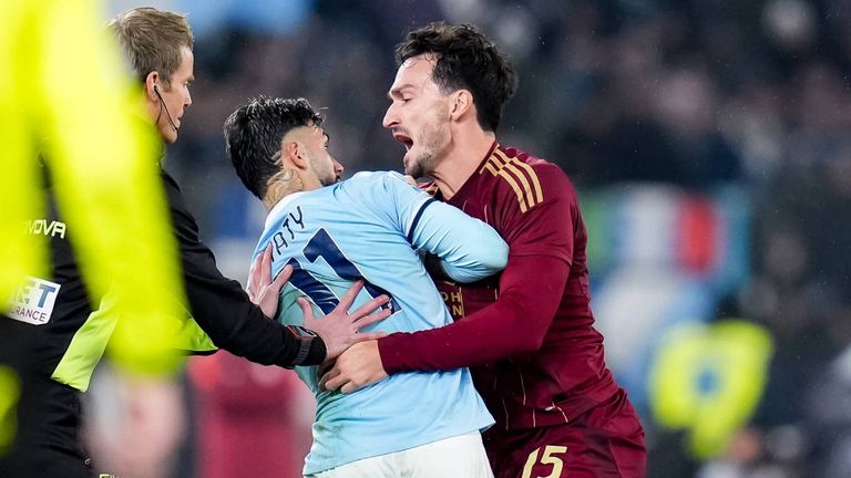 Mats Hummels und Valentin Castellanos tauschen im Derby della Capitale Freundlichkeiten aus.