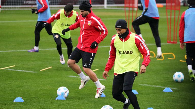 Deniz Undav (in rot) ist zurück im Training beim VfB Stuttgart.