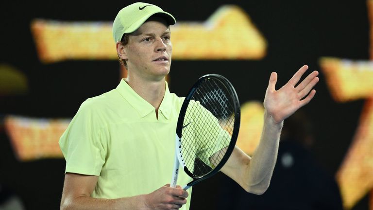 Tennis-Ass Jannik Sinner lässt Alex de Minaur im Viertelfinale der Australian Open keine Chance.