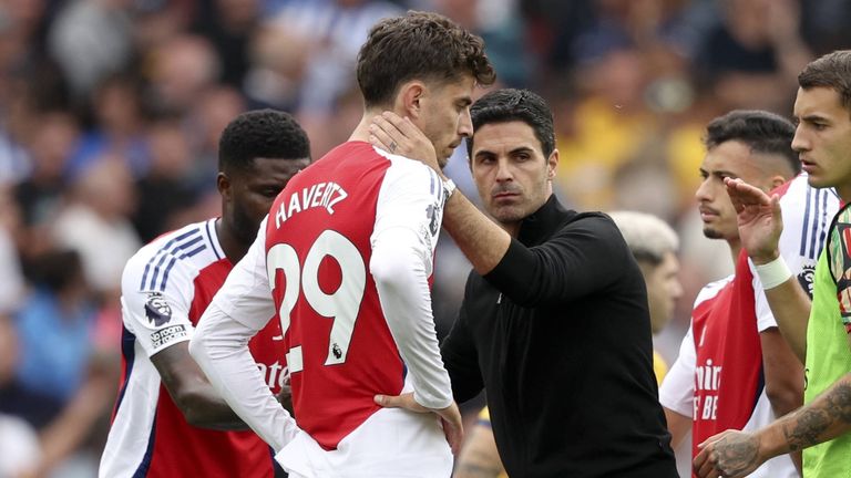 Arsenal-Trainer Mikel Arteta (m.r.) stärkt seinem Schützling Kai Havertz den Rücken.