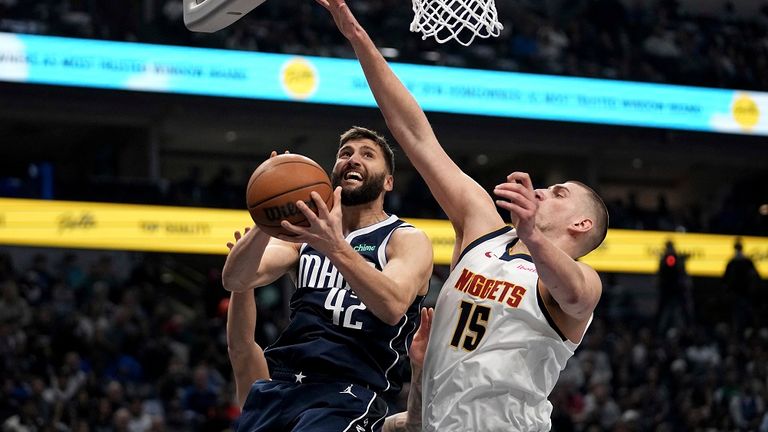 Maxi Kleber (links) und die Dallas Mavericks haben gegen die Denver Nuggets mit Superstar Nikola Jokic (rechts) das Nachsehen.