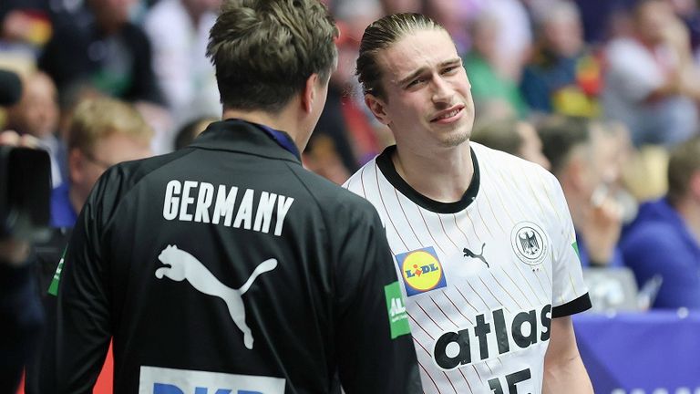 DHB-Spielmacher Juri Knorr (r.) mit schmerzverzerrtem Gesicht.