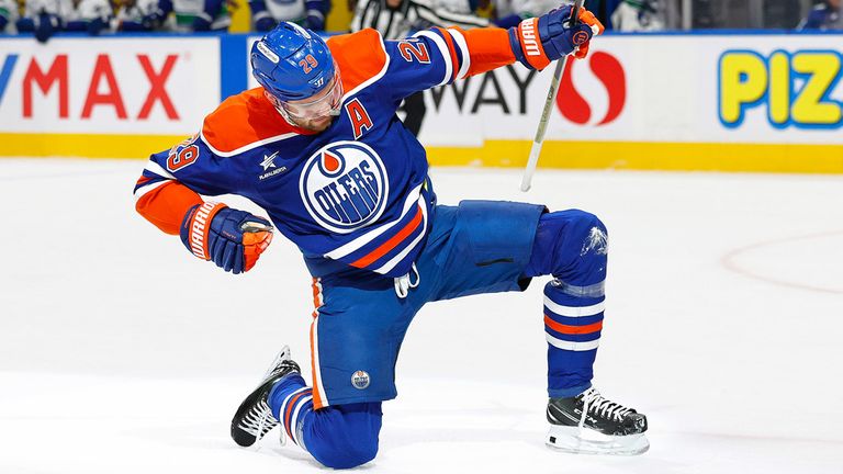 Leon Draisaitl jubelt über den Erfolg der Edmonton Oilers in der NHL.