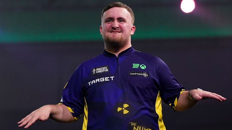 Luke Littler jubelt im Viertelfinale der Darts-WM.