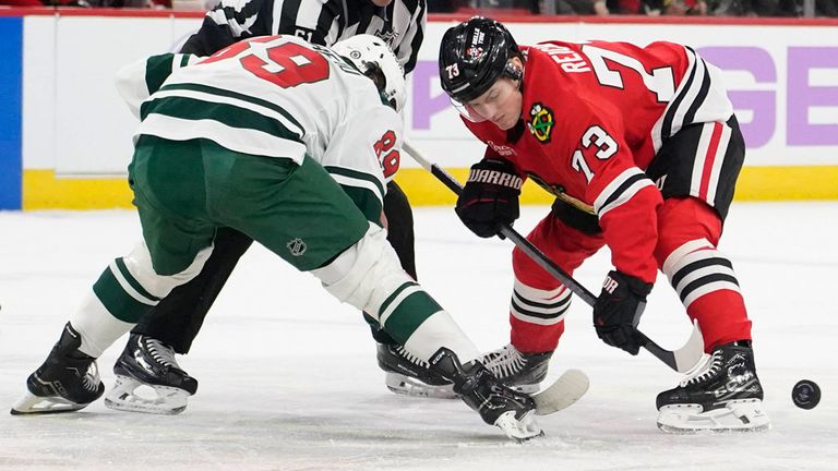 Lukas Reichel (r.) und die Chicago Blackhawks kassieren gegen die Minnesota Wild die nächste Niederlage.