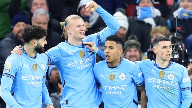 Erling Haaland (2.v.l.) trifft beim Sieg von Manchester City gegen West Ham United gleich doppelt.