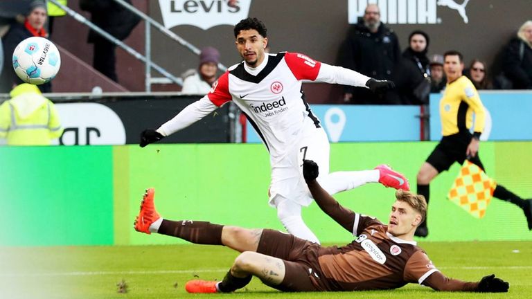 Omar Marmoush erzielt auf St. Pauli das Tor des Tages. 