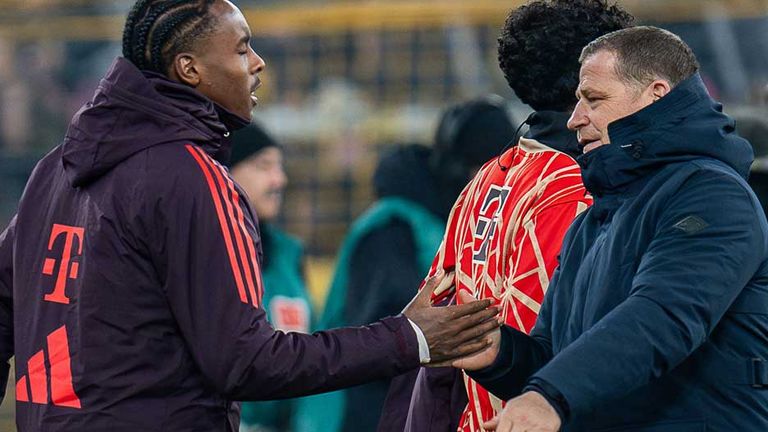 Max Eberl (r.) fordert von Mathys Tel (l.), dass er sich mit guten Leistungen für mehr Einsatzzeit beim FC Bayern empfiehlt.