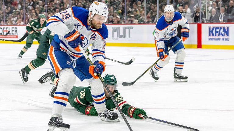 Oilers-Star Leon Draisaitl (vorne) in Aktion.