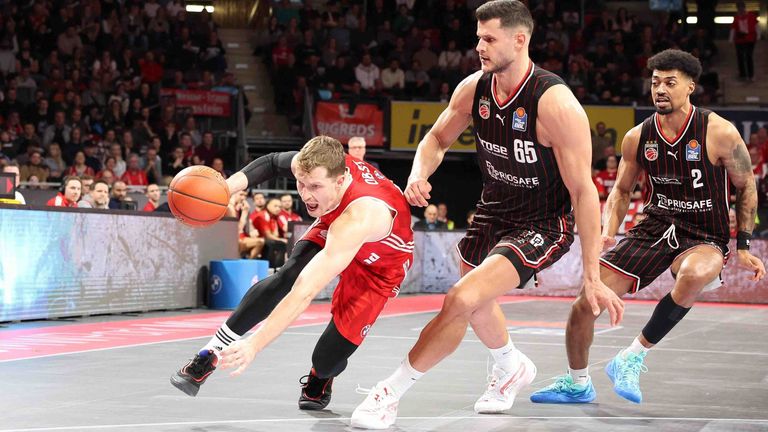 Andreas Obst und seine Bayern Basketballer gewinnen nur knapp gegen Bamberg.