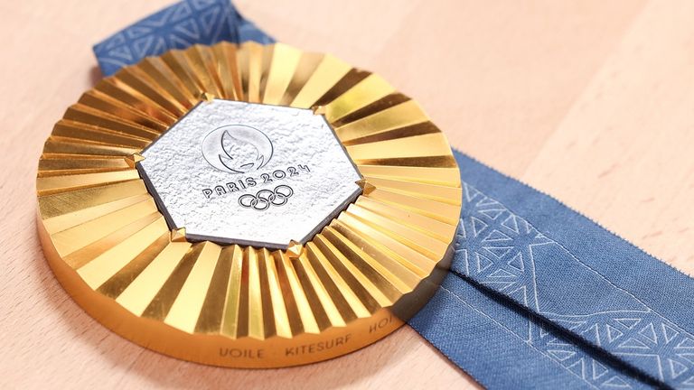 Eine Goldmedaille von den Olympischen Spielen 2024 in Paris.