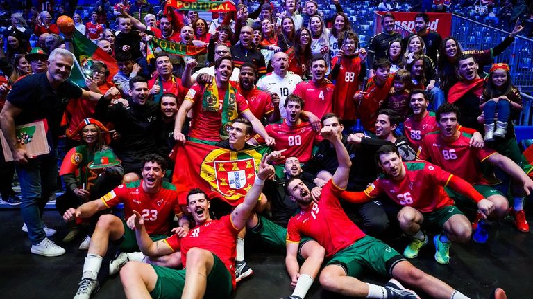 Handball-WM 2025 - Portugals Nationalmannschaft jubelt dem Sieg gegen Chile.