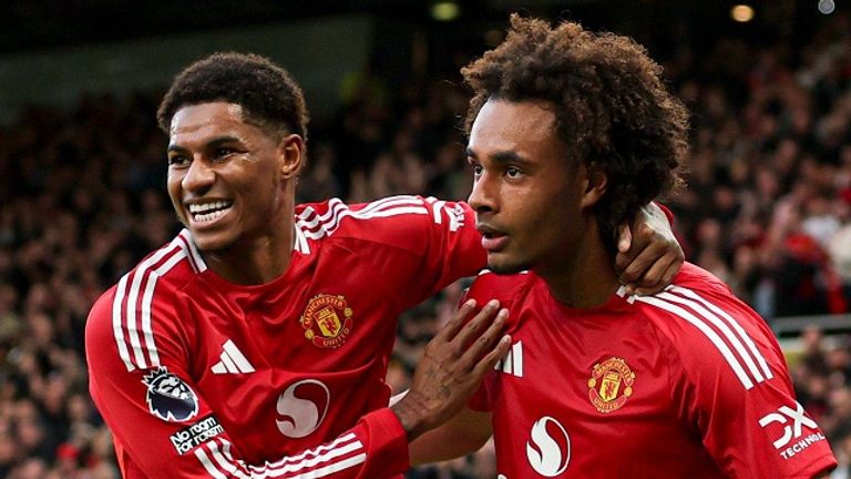 Marcus Rashford (l.) jubelt mit seinem United-Teamkollegen Joshua Zirkzee.