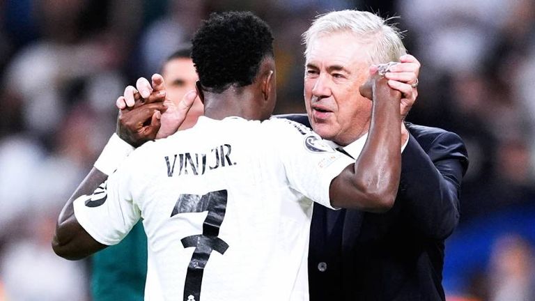 Carl Ancelotti nimmt Vinicius Junior nach dessen Roter Karte in Schutz.