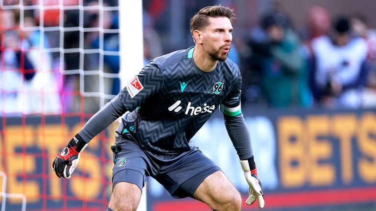 96-Kapitän Ron-Robert Zieler bleibt Hannover erhalten.