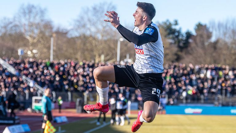 Semir Telalovic schnürt für Ulm den Dreierpack gegen Regensburg.