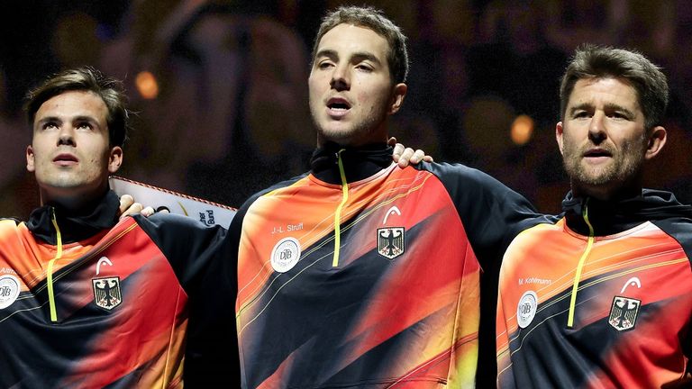 Die deutsche Tennis-Spieler Daniel Altmaier (von l.) und Jan-Lennard Struff singn mit Mannschaftskapitän Michael Kohlmann die Nationalhymne.