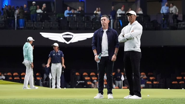 Tiger Woods (rechts) und Rory McIlroy stehen auf dem Grün und beobachten, wie sich der New York Golf Club und der Bay Golf Club für das Eröffnungsspiel der TMRW Golf League am Dienstag, dem 7. Januar 2025, in Palm Beach Gardens, Florida, aufwärmen. 