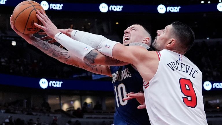 Daniel Theis, (links) setzt sich gegen Chicagos Center Nikola Vucevic durch. Am Ende gewann der Deutsche mit den New Orleans Pelicans bei den Bulls mit 119:113.