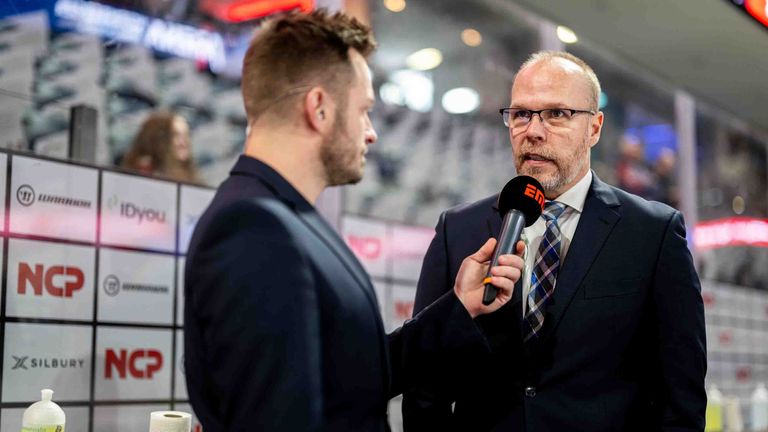 Stefan Ustorf kritisiert den Schiedsrichter nach einem aberkannten Treffer von Jeremy McKenna.