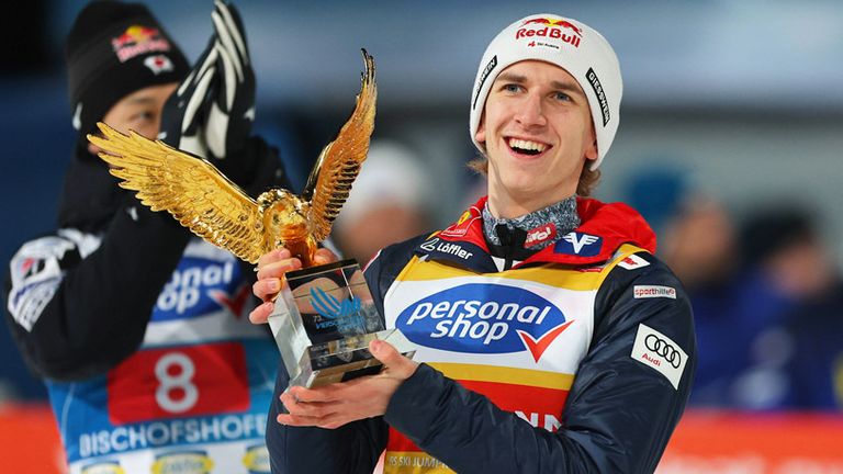 Daniel Tschofenig gewinnt sensationell beim Finale in Bischofshofen die Vierschanzentournee 2024/25 und bekommt den Goldenen Adler.