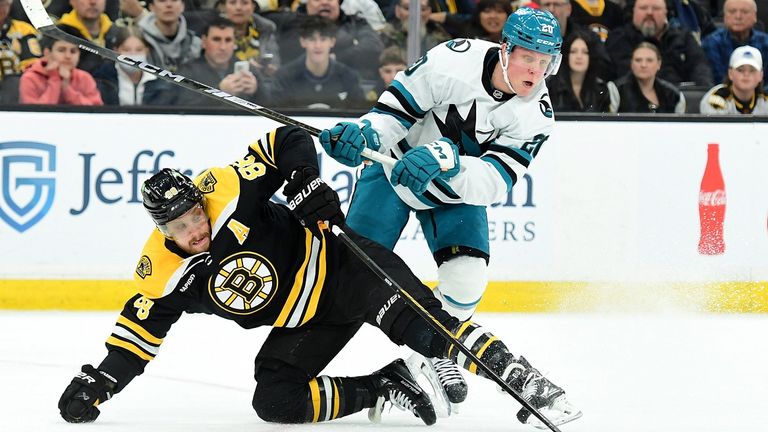 Sharks-Profi Fabian Zetterlund (r.) im Duell mit David Pastrnak von den Boston Bruins.