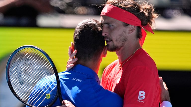 Alexander Zverev (r.) steht erstmals in Finale der Australian Open. Novak Djokovic musste im Halbfinale nach dem ersten Satz aufgeben.