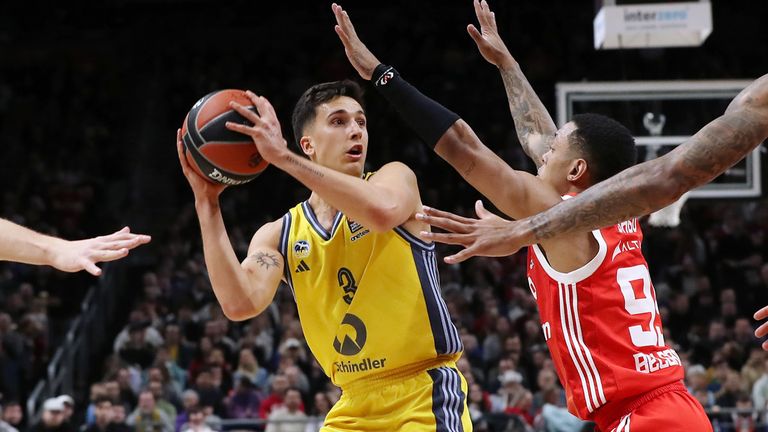 Matteo Spagnolo (l.) und Alba Berlin verlieren in der EuroLeague gegen Roter Stern Belgrad. 