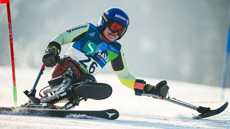 Die deutsche Para-Ski-Athletin Anna-Lena Forster kämpft sich im zweiten Lauf von Rang vier zum WM-Titel.