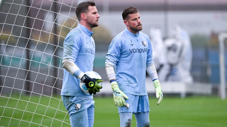 Timo Horn (re.) bleibt im Tor des VfL Bochum.