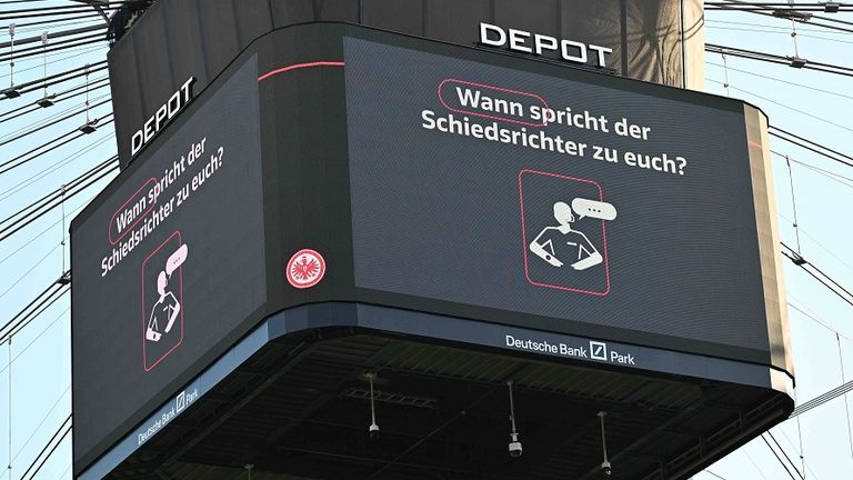 Die Fans im Stadion werden über die Leinwände der Arena über die Schiedsrichter-Durchsagen informiert.