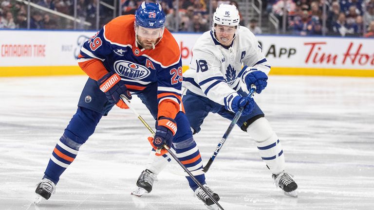 Der 77. Scorerpunkt von Leon Draisaitl (l.) reichte den Oilers im Duell mit den Maple Leafs nicht zum Sieg.