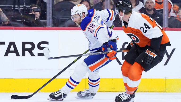 Leon Draisaitl (l.) trifft erneut, muss sich mit den Oilers aber geschlagen geben.